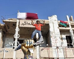 Бывшие повстанцы не отдают новым властям аэропорт в Триполи