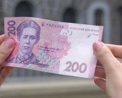 НБУ выпускает обновленные банкноты в 200 гривен: надо ли украинцам обменивать в банках деньги
