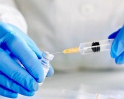 Українців почали щеплювати третьою дозою вакцини проти COVID-19: кому вона належить