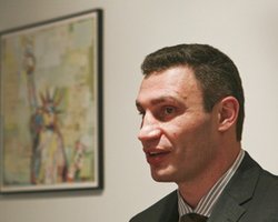 Кличко заявил, что будет с протестующими под Украинским домом до утра