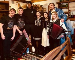 Провів екскурсію і нагодував українськими стравами: Усик привіз Джошуа до Києва