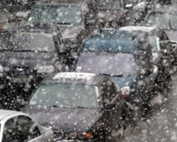 Киев заметает снегом: центр города стоит в пробках