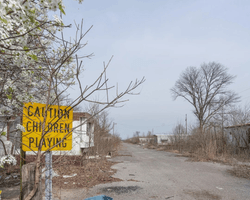 Все исчезли за один день: блогер обнаружил заброшенный район города с пустыми улицами (фото, видео)