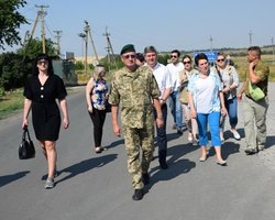 Грузинская делегация посетила пункт пропуска на Донбассе