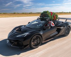 Рождественский рекорд: авто с елкой на крыше развило более 300 км/ч (видео)