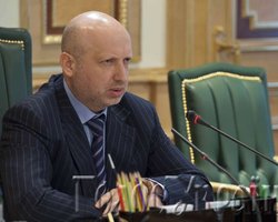 Турчинов призвал мир передать Украине высокоточное оружие