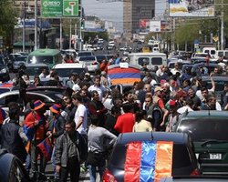 В Армении протестующие перекрывают дороги
