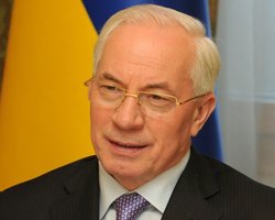 Азаров: трейдеры накручивают по гривне на каждом литре бензина