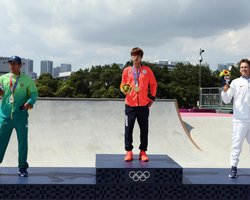 На Олімпіаді дозволили спортсменам знімати маски на 30 секунд