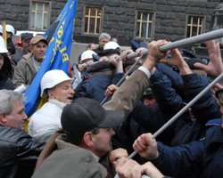 Шахтеры-инвалиды ворвались в Министерство соцполитики, добиваясь встречи с  Тигипко