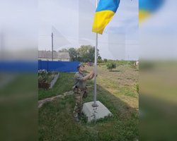 ВСУ подняли флаг Украины еще над одним селом в Курской области (видео)