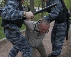 За раненого омоновца печень митингующих надо размазать по асфальту, - пресс-секретарь Путина