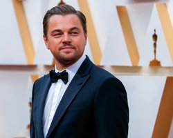 Леонардо Ди Каприо посетил вечеринку в Каннах в окружении таинственных женщин