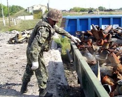 Разминирование складов возле Лозовой начнут после жары