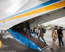 Членов ЦИК доставили самолетом на округ №50 в Покровске, – МВД