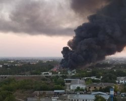 Пылает нефтебаза: утро в северном Крыму началось с мощного пожара (фото, видео)