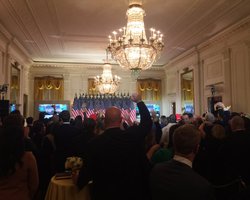 Без масок и с картошкой фри: сторонники Трампа и его семья собрались на вечеринку в честь выборов в Белом доме