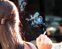 Каждый третий украинец курит, каждый пятый - много пьет