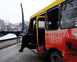 Во Львове столкнулись маршрутка и трамвай: есть пострадавшие