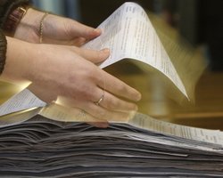 В украинские регионы уже развезли бюллетени для голосования по партийным спискам 