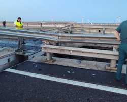 "Не за планом": ЗСУ намагалися зруйнувати дронами дві частини Кримського мосту, — росЗМІ