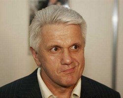 Литвин: Янукович сможет уволить Азарова и весь Кабмин