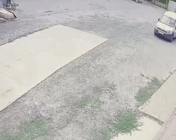 В Херсоні місцеві жителі показали, як навчилися уникати атак ворожих дронів (відео)