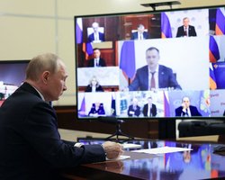 "Кто ведет переговоры с террористами": Путин отказался встречаться с Зеленским (видео)