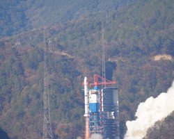 Тайвань оголосив повітряну тривогу: Китай запустив над островом ракету із супутником (фото)