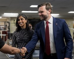 Джей Ди Вэнс на грани развода с женой после объятий с вдовой Чарли Кирка, — СМИ