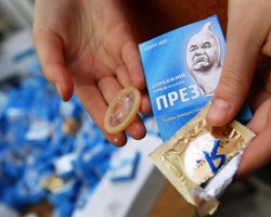 Скандальные бело-голубые презервативы были просрочены, - МВД