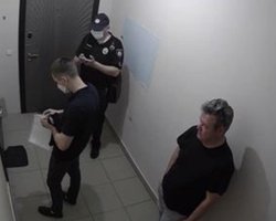 Стерненко не пустил к себе полицейских, которые пришли проконтролировать его домашний арест