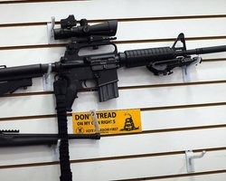 В США протестующие сорвали розыгрыш штурмовой винтовки в церкви