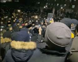 "Остановить вакцинацию". В Казахстане оппозиционеры озвучили новое требование к власти (видео)