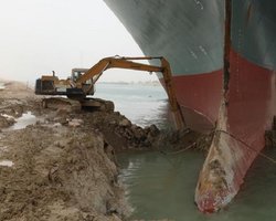 Заблокировавшее Суэцкий канал судно по-прежнему остается на мели (фото)