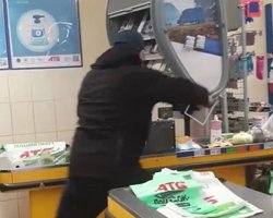 Вооружился топором: в Мариуполе мужчина разнес АТБ из-за якобы нападения на его жену (видео)