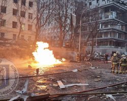 Баллистический обстрел Киева: КГВА и спасатели сообщают о жертвах, Кличко отрицает (фото)