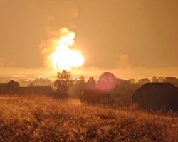 Большой пожар и сильные взрывы: БПЛА атаковали Тверскую область РФ (видео)