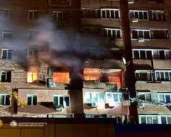 Россияне ударили по нескольким районам Днепра: горят квартиры и магазин (видео)