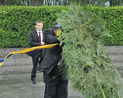 В ПР обещают, что из-за видео с венком никого не уволят
