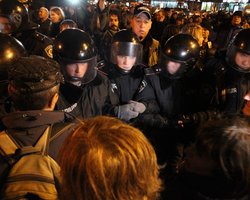 Под зданием ЦИК между митингующими и Беркутом начались стычки 