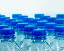 Могло быть ракетное топливо: на место удара по "Охматдету" привезли отравленную питьевую воду (видео)