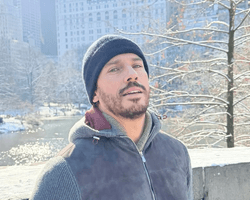 Российские комики "вышли" с призывом положить конец войне (фото)