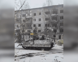 Тривають останні бої: росіяни на трофейній техніці роз'їжджають вулицями Покровська (відео)