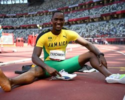 Ямайський бігун запізнювався на свій забіг в Токіо: йому допомогла волонтерка, а він виграв золото (відео)