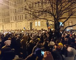 Украинцы против акций за Стерненко и за оплату его сторонниками ремонта здания ОП, – опрос