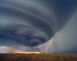 После жары и пожаров на РФ обрушатся смерчи и ливни 