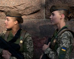 Военнообязанных женщин не выпустят из Украины с 1 октября: всех ли отправят в военкоматы