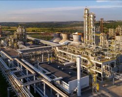 Дрони атакували два надпотужні НПЗ РФ: що сталось у Волгограді та Уфі (відео)