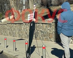 Нардепа Трухина встречал под Радой баннер с цитатой "давай я тихонько в лес уйду" (фото)